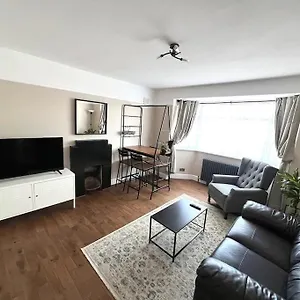https://spacious-3-bed-apt-sleeps-5-near-beach.tophotelsbath.com