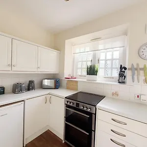 https://cosy-1-bedroom-cottage-next-to-combe-lodge-venue.cardiffhotelswales.com